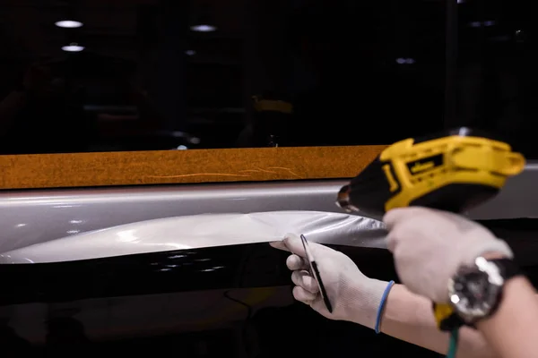 Isı tabancası kullanan vinil film yapıştırma uzmanı.