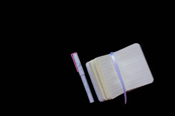 Notebook Pero Módním Mramorovým Vzorem Leží Černém Pozadí Horní Pohled — Stock fotografie