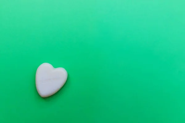 Fondo Verde Minimalista Con Corazón Blanco Con Texto Amo Fotos —  Fotos de Stock