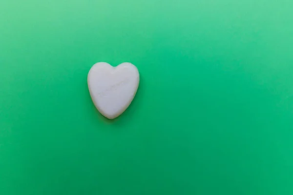 Fondo Verde Minimalista Con Corazón Blanco Con Texto Amo Fotos —  Fotos de Stock