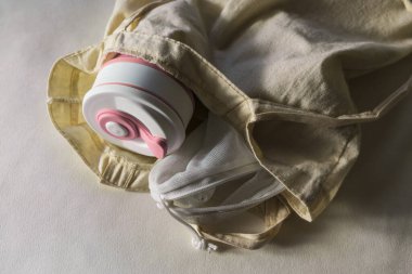 Pamuk alışveriş torbası, katlanabilir silikon eko bardak ve gölgeli beyaz arka planda yeniden kullanılabilir meyve kesesi. Moda çevre dostu yeniden kullanılabilir şeyler kavramı. 