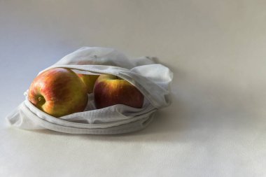 Elmalar elmanın içinde, güneş ışığında, gölgeli. Sıfır atık. Yakın plan, sığ alan derinliği, kopyalama alanı