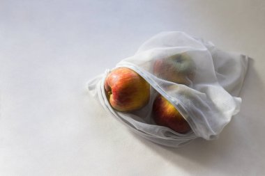 Elmalar elmanın içinde, güneş ışığında, gölgeli. Sıfır atık. Yakın çekim, alanın derinliği, metin için yer