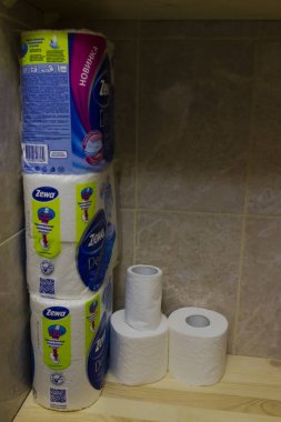 Saint-Petersburg, Rusya, 16 Mart 2020: Banyodaki raflarda bir sürü tuvalet kağıdı var. Coronavirus Covid-19 karantinasından dolayı tuvalet kağıdı krizi. Gürültülü ve seçici odaklı resim