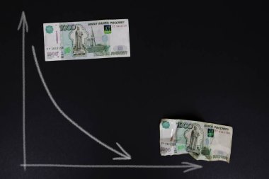 Pürüzsüz ve buruşuk banknotlar. Siyah arka planda bin Rus Rublesi. Ruble çöküyor. Ruble oranının diyagram düşüşü. Para ve finans. 