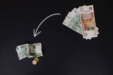 Pürüzsüz ve buruşuk banknotlar. Kırmızı arka planda Rus Rubleleri. Ruble çöküyor. Ruble 'nin düşüşü. Para ve finans. 