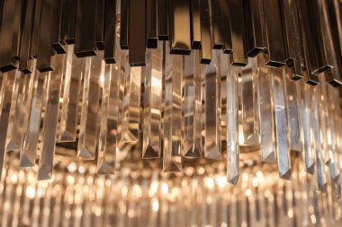 Avizedeki kristal kolyelerin altın bohem arka planı. Sığ alan derinliği, yakın çekim, Bokeh ile resim