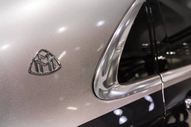 SAINT-PETERSBURG, RUSSIA, MARCH 12020: gri Mercedes Maybach arabası galeride duruyor. Yakın çekim alan derinliği.