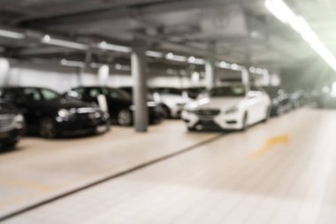 Odaklanmamış resim. Araba kuaföründe çok araba var. Sığ alan derinliği