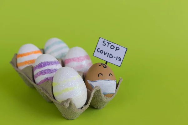 Caja Con Huevos Pascua Decorativamente Pintados Huevo Con Máscara Médica — Foto de Stock