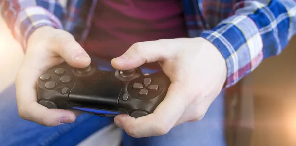 Homem Vestindo Camisa Quadriculada Jogando Videogame Gamepad Nas Mãos Fique — Fotografia de Stock