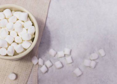 Açık renkli arka planda, emaye bardakta lokum. Seçici odak ve kopyalama alanı ile resim. Evde kal konsepti. 