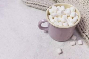 Açık renkli arka planda, emaye bardakta lokum. Seçici odak ve kopyalama alanı ile resim.