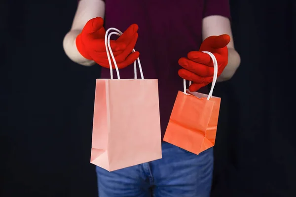 Geschenkübergabe Während Der Quarantäne Von Covid Liefermann Mit Schutzhandschuhen Hält — Stockfoto