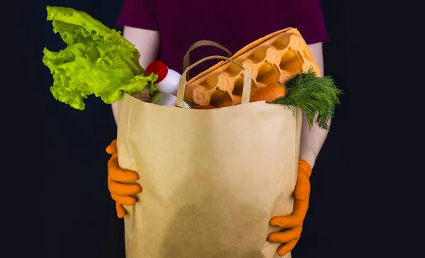 대한민국의 제19 지정되어 보호용 장갑을 배달하는 봉투에 음식을 요구르트 통조림 — 스톡 사진