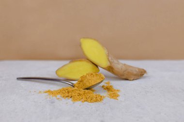 Zencefil kökü ve zencefil tozu. Ginger bağışıklık sistemini güçlendirir ve virüslere direnir. Aynı zamanda bir yiyecek çeşnisidir..