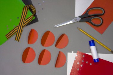 9 Mayıs 'ta düzlük için adım adım bir tebrik kartı oluşturma talimatları. 9 Mayıs Zafer Günü. El yapımı. Çocukların yaratıcılığı. Kağıt Karanfil Çiçekleri. Aziz George Ribbon. 4. Adım.