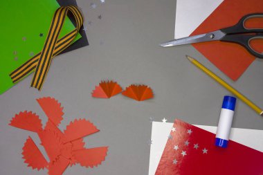 9 Mayıs 'ta düzlük için adım adım bir tebrik kartı oluşturma talimatları. 9 Mayıs Zafer Günü. El yapımı. Çocukların yaratıcılığı. Kağıt Karanfil Çiçekleri. Aziz George Ribbon. 8. Adım.