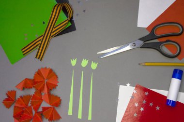 9 Mayıs 'ta düzlük için adım adım bir tebrik kartı oluşturma talimatları. 9 Mayıs Zafer Günü. El yapımı. Çocukların yaratıcılığı. Kağıt Karanfil Çiçekleri. Aziz George Ribbon. 10. adım.