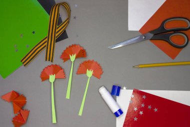 9 Mayıs 'ta düzlük için adım adım bir tebrik kartı oluşturma talimatları. 9 Mayıs Zafer Günü. El yapımı. Çocukların yaratıcılığı. Kağıt Karanfil Çiçekleri. Aziz George Ribbon. 12. Adım.