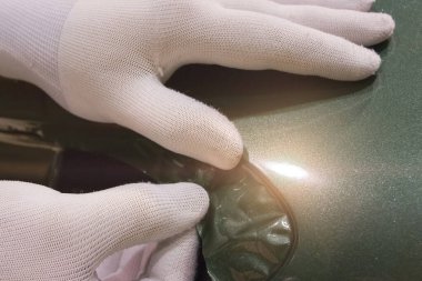 Plastik film yapıştırma uzmanıyım. Araba bakımı. Araç bakımı. Yakın çekim alan derinliği.