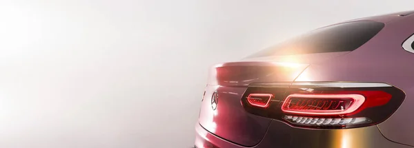 SAINT-PETERSBURG RUSSIA 8 NİSAN 2020: Bukalemun holografik renkli araba özel tablosu. Mercedes 'in üzeri canlı bukalemun vinil filmle kaplı. Kapalı pankart alan derinliği.