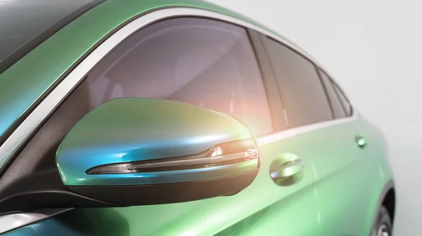 Bukalemun holografik renkli araba özel tablosu. Canlı bukalemun plakla kaplı bir araç. Araba bakımı. Araç bakımı. Yakın çekim alan derinliği.