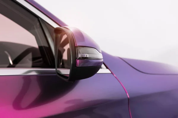 Bukalemun holografik renkli araba özel tablosu. Canlı bukalemun plakla kaplı bir araç. Araba bakımı. Araç bakımı. Yakın çekim alan derinliği.