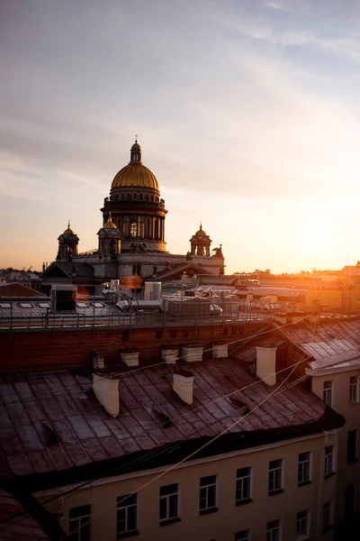 Saint-PETERSBURG RUSSIA 7 Temmuz 2019: komşu bir evin çatısından St. Isaac Katedrali 'nin manzarası. Gün batımı. Çatıda yürüyor. Beyaz Geceler