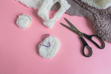 Adım adım yeniden kullanılabilen pamuk diskler yaratmak için talimatlar. Üçüncü adım. Pembe arka planda düz yatıyordu. Çevre dostu yaşam tarzı, sıfır atık kavramı.