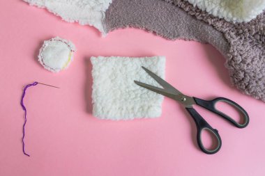 Adım adım yeniden kullanılabilen pamuk diskler yaratmak için talimatlar. Adım 1. Pembe arka planda düz yatıyordu. Çevre dostu yaşam tarzı, sıfır atık kavramı.