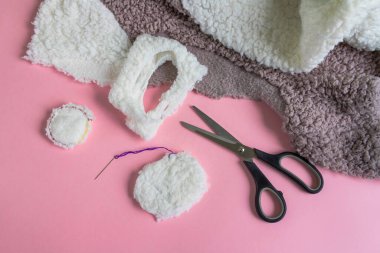 Adım adım yeniden kullanılabilen pamuk diskler yaratmak için talimatlar. Beşinci adım. Pembe arka planda düz yatıyordu. Çevre dostu yaşam tarzı, sıfır atık kavramı.