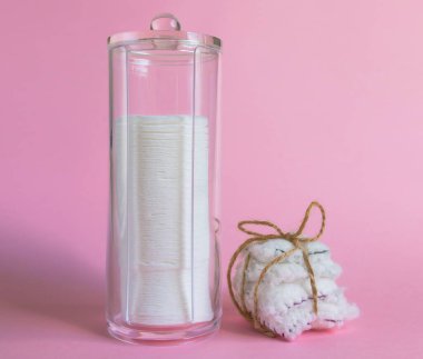 Yeniden kullanılabilir ve tek kullanımlık pamuk diskler yüz ya da makyaj temizleme bezi için. Çevre dostu yaşam tarzı, sıfır atık kavramı.