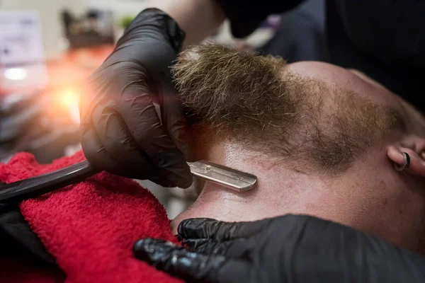 Een Baard Nek Scheren Met Een Scheermes Kapsel Modieuze Kapperszaak — Stockfoto