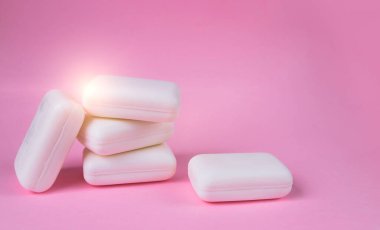 Pembe arka planda sabun. Seçici odaklı resim ve metin için yer. Temizliği ve kişisel temizliği koruma kavramı