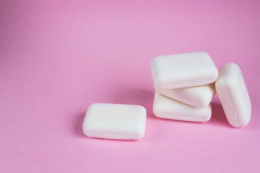 Pembe arka planda sabun. Seçici odaklı resim ve metin için yer. Temizliği ve kişisel temizliği koruma kavramı