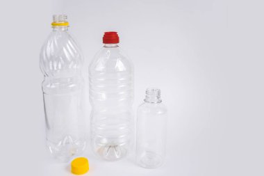 Plastik atık. Şişeler ve konteynırlar. Beyaz arkaplandaki çöp geri dönüşümü için kopyalama alanı. Plastik konsepti durdur. Plastiğe hayır. Çöp ayıklama. Tek kullanımlık plastik nesneler. Ekolojik kirlilik.