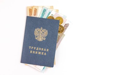 İş geçmişi var. Rusça çalışma kitabındaki kapak metninde. Rus rublesi banknotlarının içinde. 2020 'de Rusya' da işsizlik yardımının 1230 Ruble 'si