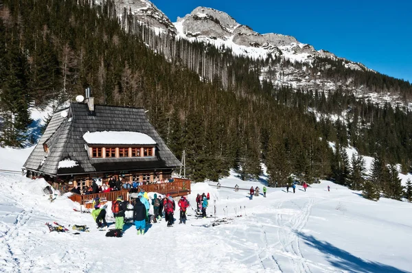 Dağlar, kış manzarası