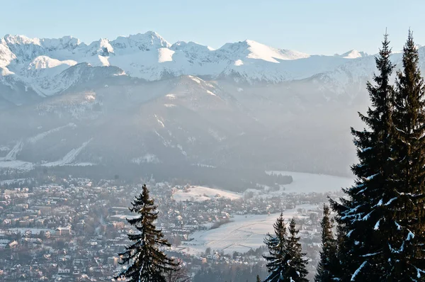 Dağlar, kış manzarası