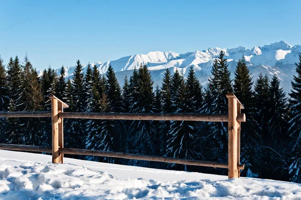 Dağlar, kış manzarası