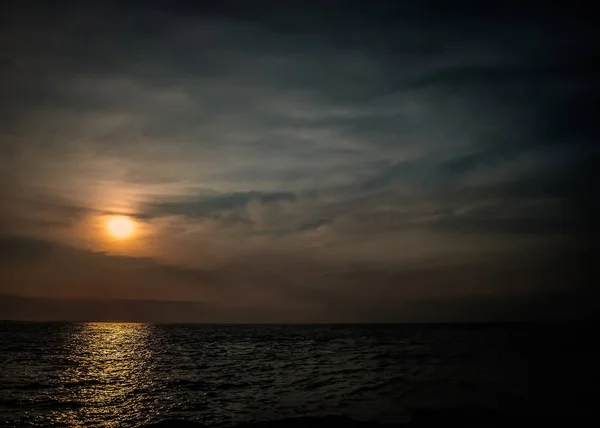 Deniz kenarında gün batımı