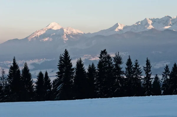 Dağlar, kış manzarası