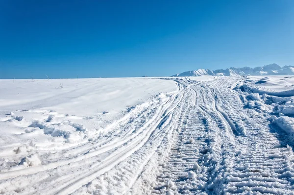 Dağlar, kış manzarası
