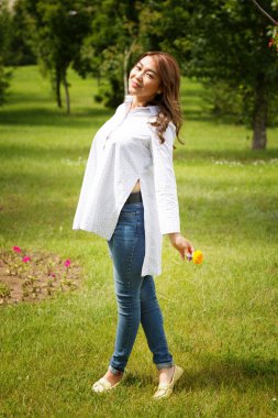 Güzel Kazak kadın yaz parkta yürüyüş