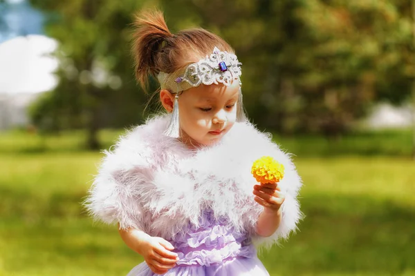 Söt liten Kazakiska tjej i sommaren park med blomma och bunny — Stockfoto