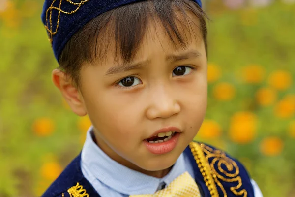 Ganska liten Kazakiska pojke i folkdräkt — Stockfoto