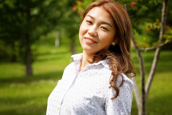 Bella donna kazakh a piedi nel parco estivo — Foto Stock