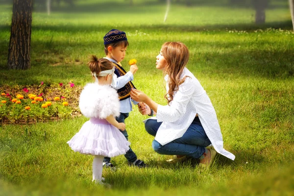 아이 들과 함께 카자흐어 어머니입니다. 아들과 딸 여름 공원에서 — 스톡 사진