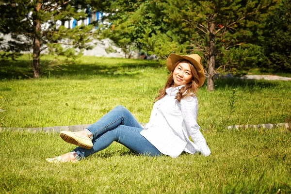 Vacker Kazakiska kvinna promenader i parken sommaren — Stockfoto